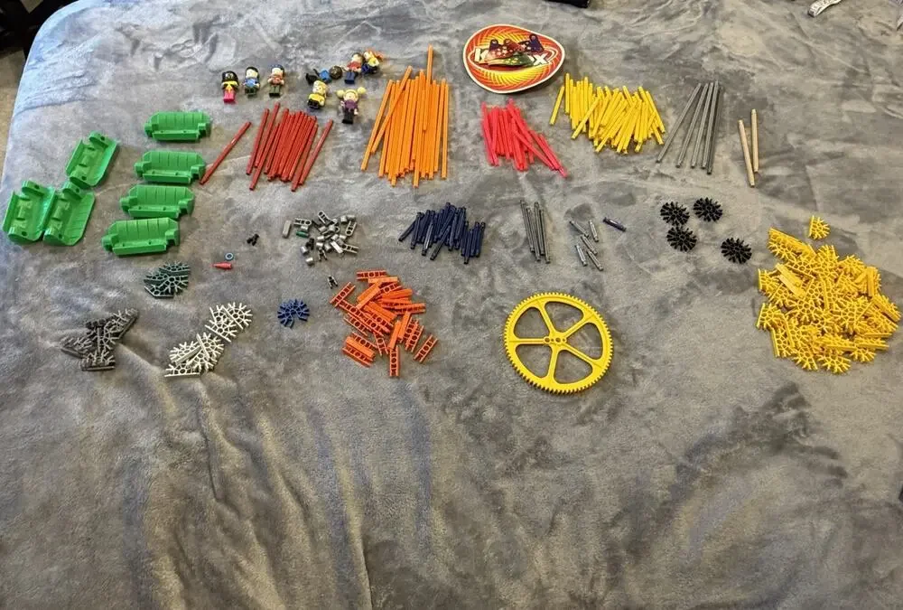 K'NEX Lot of assorted pieces With 8 K’nex People